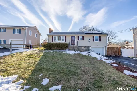 32 Heather Ln, Norwalk, CT 06851