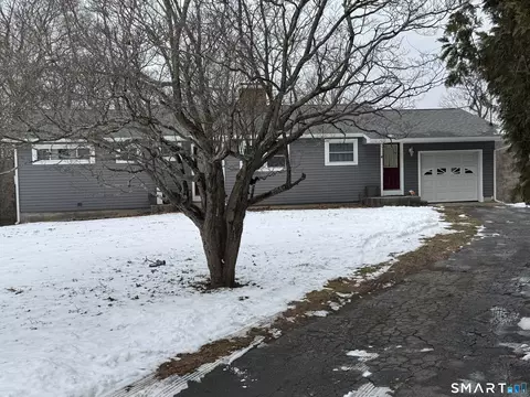 9 Oakridge Dr, Gales Ferry, CT 06335