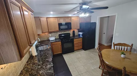 Kitchen - 56 Dessa Dr, Hamden, CT 06517 photo 3 of 4