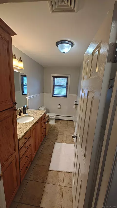 Bath - 56 Dessa Dr, Hamden, CT 06517 photo 4 of 5