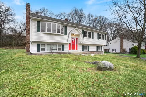 5 Pin Oak Ln, Ansonia, CT 06401