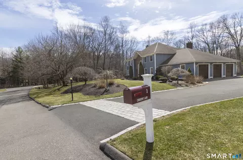 3 Crescent Ln, Trumbull, CT 06611