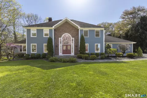 3 Crescent Ln, Trumbull, CT 06611