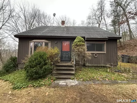 26 Village Cir, Naugatuck, CT 06770