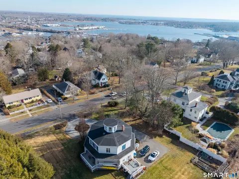 8 W Mystic Ave, Groton, CT 06340