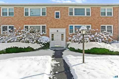 125 Heritage Hill Rd #B, New Canaan, CT 06840