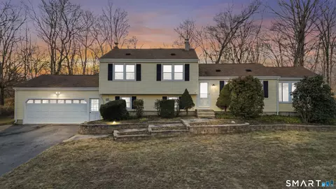 7 Coach Light Dr, Clinton, CT 06413
