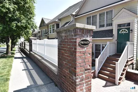 77 Locust Ave #124, New Canaan, CT 06840