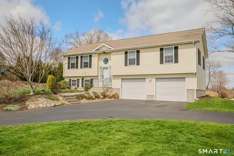 8 Heartwell Dr, Groton, CT 06340