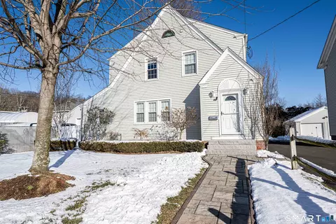 18 Day Spring Ave, Hamden, CT 06518