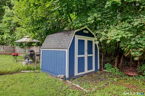 Exterior - 55 Valley Rd, Hamden, CT 06514 photo 7 of 10