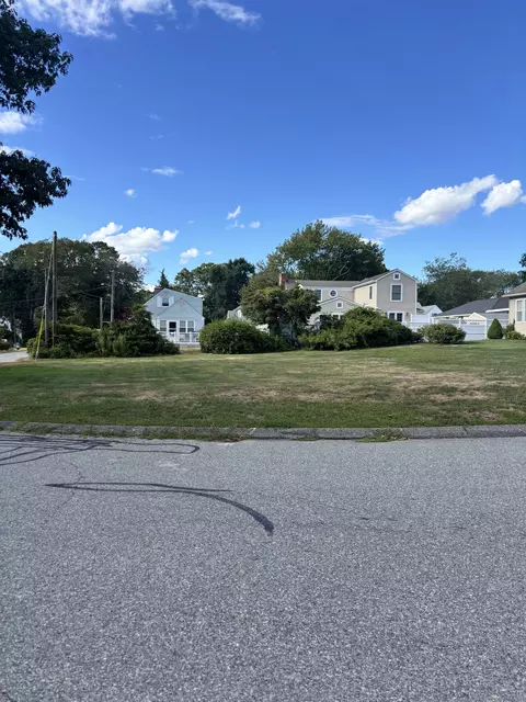 61 Whitecap Rd, East Lyme, CT 06357