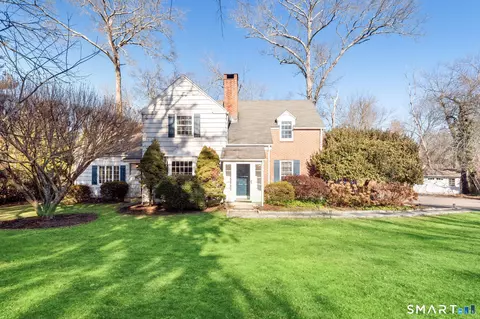 18 Cloverly Cir, Norwalk, CT 06855