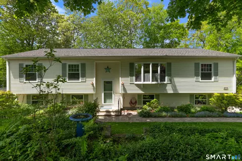 16 Laurelwood Dr, Niantic, CT 06357