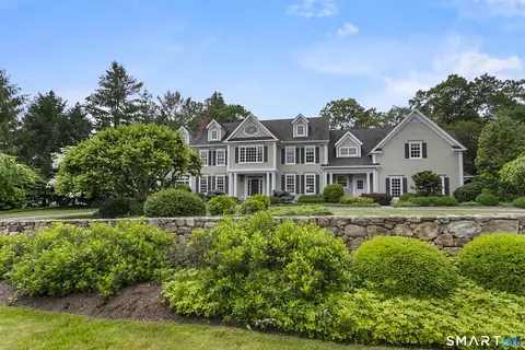 110 Queens Grant Dr, Fairfield, CT 06824