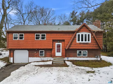 11 Somersett Dr, Pawcatuck, CT 06379