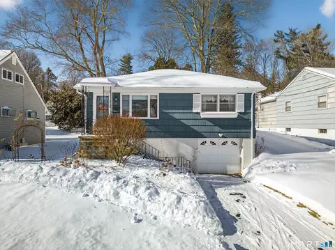 27 Robinwood Rd, Waterbury, CT 06708