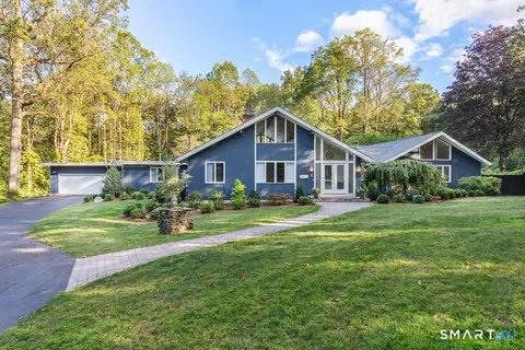 5 Mohawk Ln, Woodbridge, CT 06525