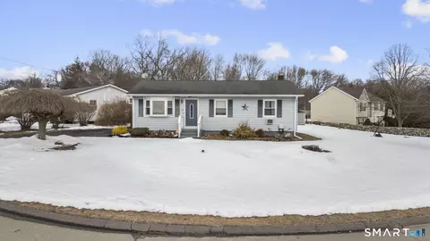 40 Iannotti Ln, Derby, CT 06418