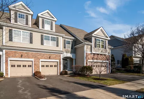 76 Park Place Cir, West Hartford, CT 06110