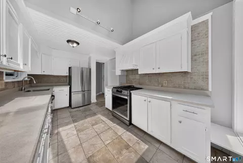 Kitchen - 119 Peaceable St, Redding, CT 06896 photo 2 of 3