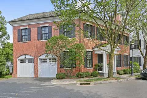 2 Elmwood Dr #2, Southport, CT 06890