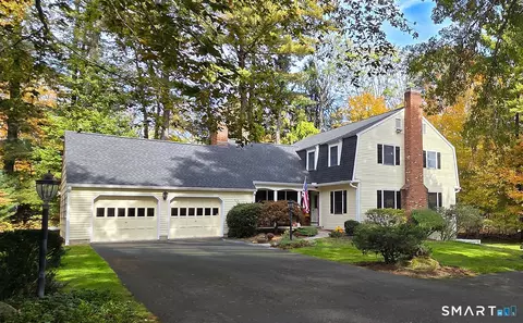 10 Heritage Ln, Stamford, CT 06903