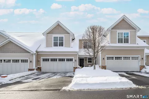 23 Woods Ln #23, Newtown, CT 06470