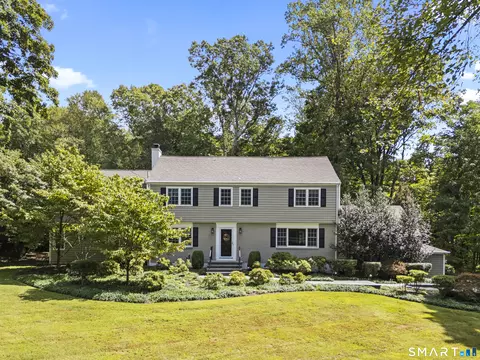 19 Robin Rd, Woodbridge, CT 06525