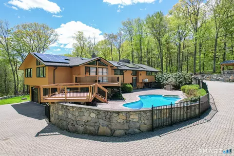 305 Westledge Dr, Torrington, CT 06790