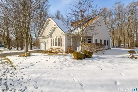301 Fairway Dr #301, Oxford, CT 06478