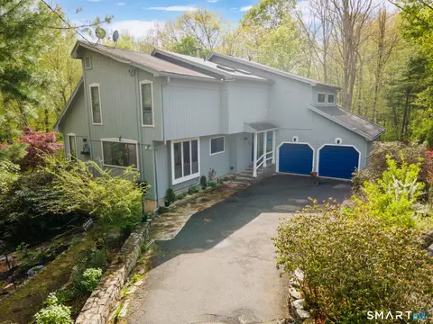 26 Vidich Ln, Naugatuck, CT 06770