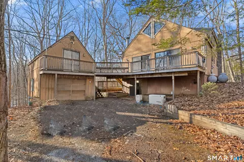 134 Janeway Dr, Guilford, CT 06437