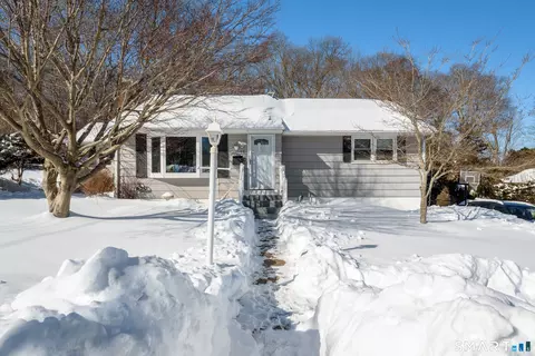 15 Park Avenue Ext, Montville, CT 06353