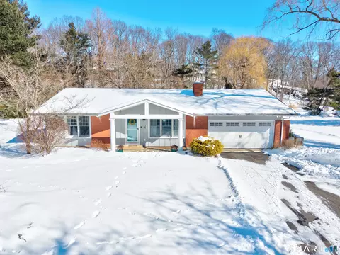 156 Stone House Ln, Guilford, CT 06437