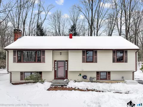 77 Pinebrook Cir, Guilford, CT 06437