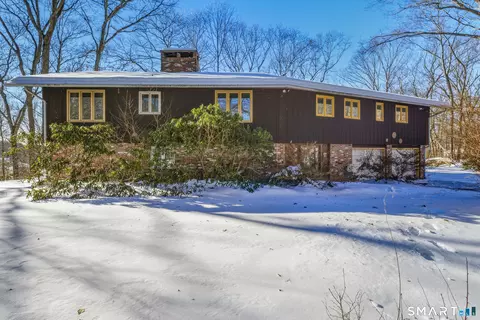 16 Merrywood Ln, East Lyme, CT 06333