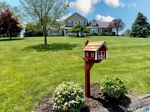 8 Farmview Dr, New Milford, CT 06776