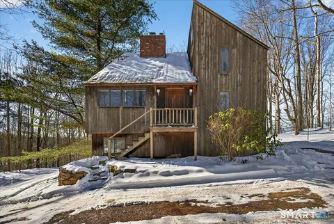 18 Deer Path Ln, North Branford, CT 06471