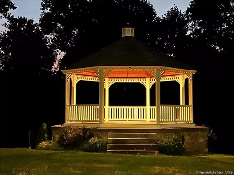 75 Gleneagle Rd, Middlebury, CT 06762