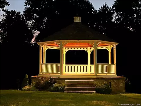 75 Gleneagle Rd, Middlebury, CT 06762