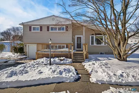 15 Ferndale Pl, Stratford, CT 06614