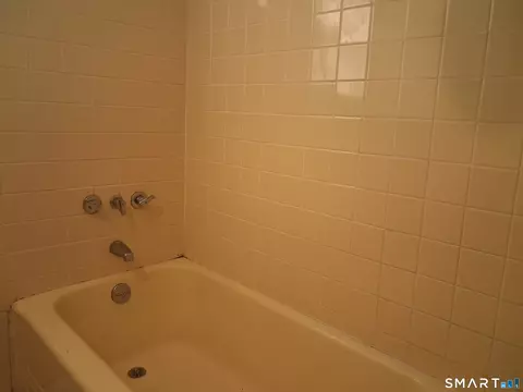 Bath - 26 4th St, Hamden, CT 06514 photo 5 of 6
