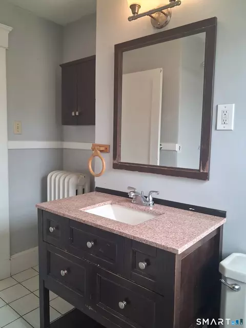 Bath - 26 4th St, Hamden, CT 06514 photo 2 of 6
