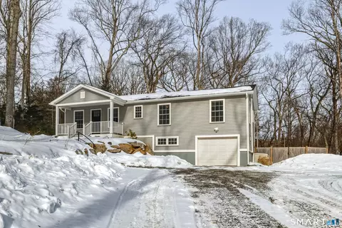 8 Egypt Ln, Clinton, CT 06413