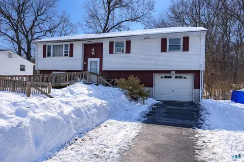 17 Forest Ln, Bloomfield, CT 06002