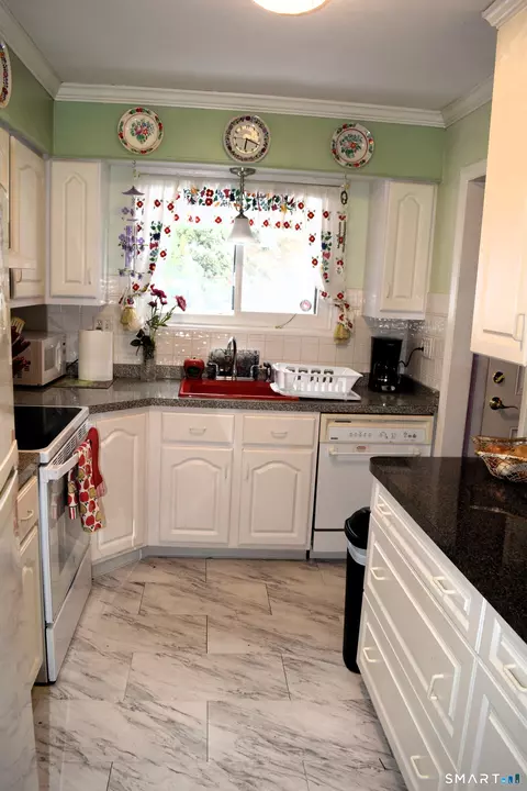 14 Tamarack Ln #14, Woodbury, CT 06798
