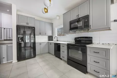 110 Corbin Rd, Hamden, CT 06517
