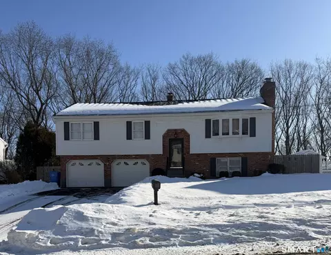 31 Kendall Cir, Waterbury, CT 06708