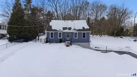 4 Millaras Dr, Uncasville, CT 06382